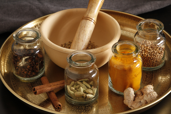 Les épices et les plantes servent à la préparation des huiles pour les massages.