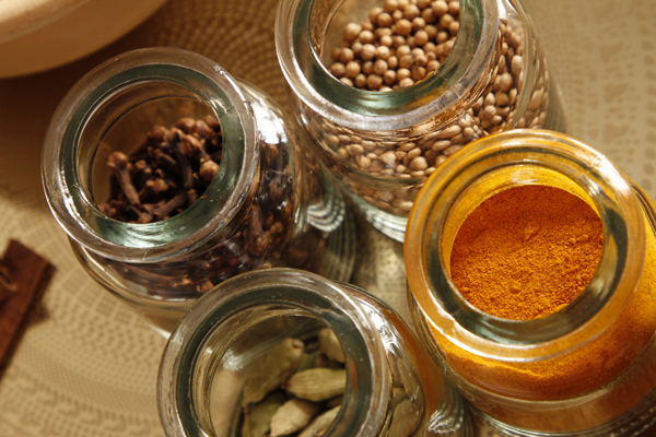 Les épices et les plantes servent à la préparation des huiles pour les massages.